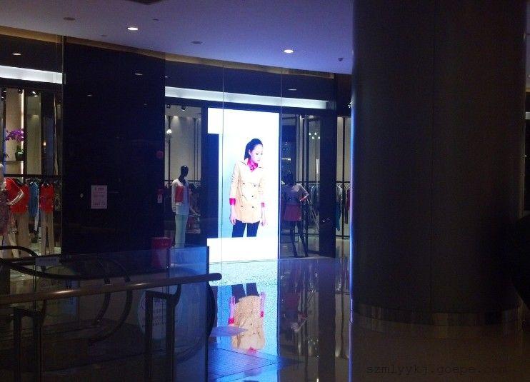 透明櫥窗LED顯示屏在市場的應（yīng）用